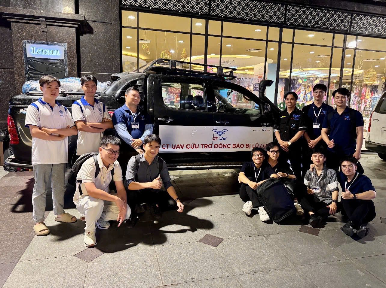 ĐOÀN CỨU TRỢ CT GROUP ĐƯA UAV ĐI TIẾP TẾ, CỨU TRỢ BÀ CON BỊ LŨ LỤT