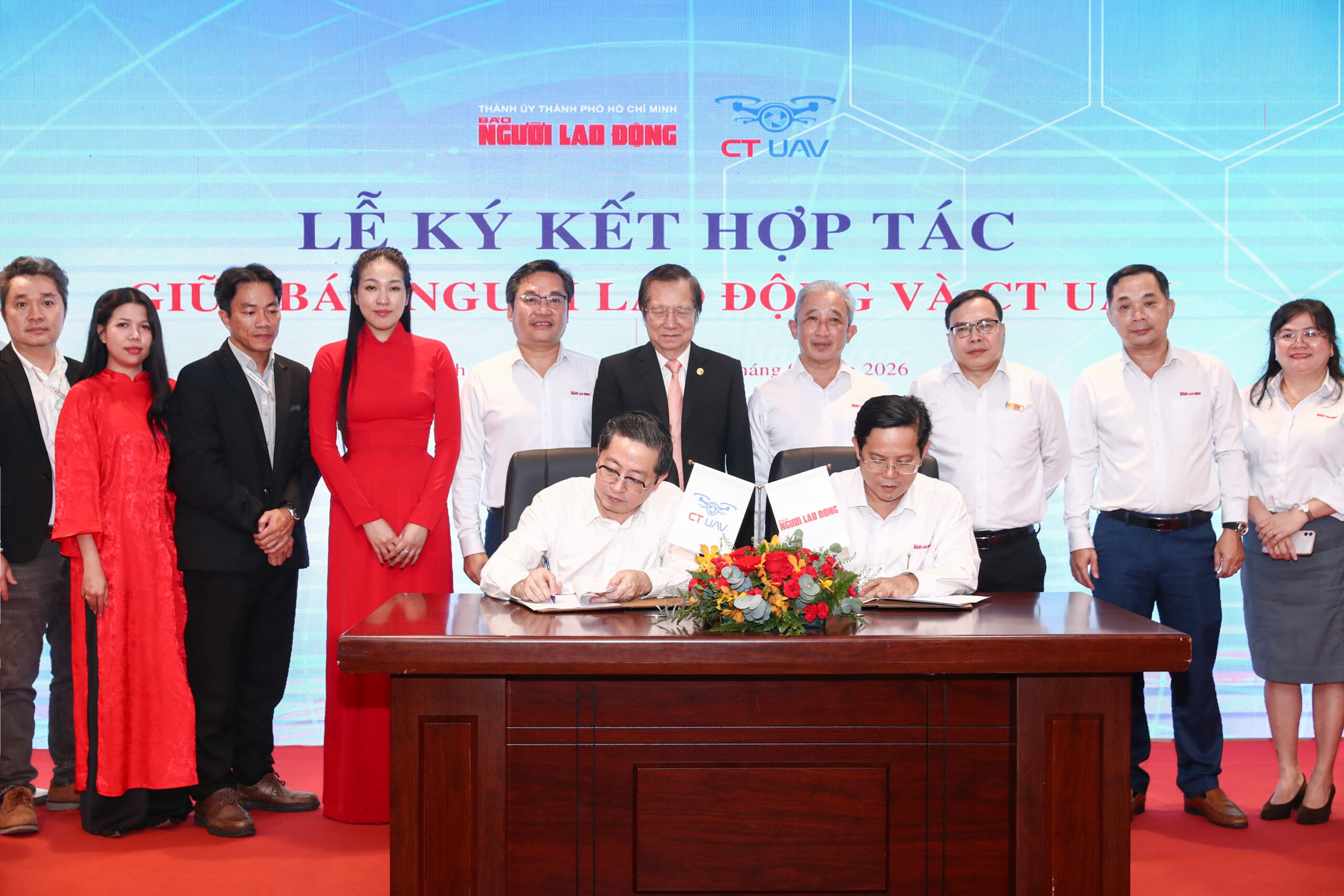 BÁO NGƯỜI LAO ĐỘNG VÀ CÔNG TY CT UAV CHUNG TAY TIẾP SỨC NGƯ DÂN BÁM BIỂN